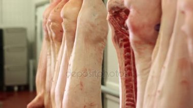 Kasap. Domuz leşleri kesme