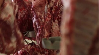 Kasap dükkanındaki kanca üzerinde taze et parçaları