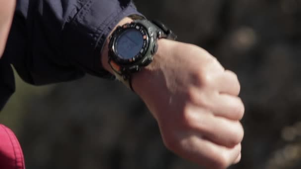 Turisté-Náramkové hodinky — Stock video