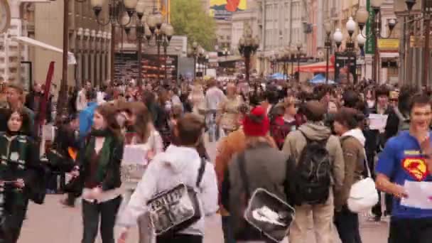 Walking folk på Old Arbat Street – Stock-video