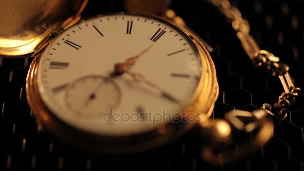 Antike Uhr mit Kette gestoppt — Stockvideo