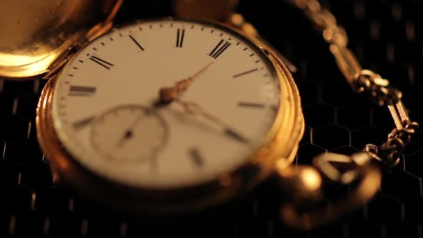Horloge antique arrêtée avec chaîne 