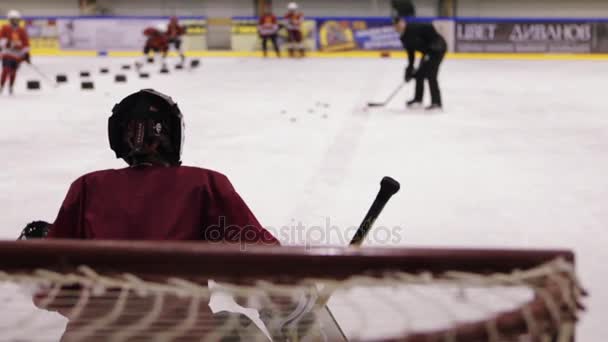 Entrenar al equipo de hockey infantil . — Vídeos de Stock