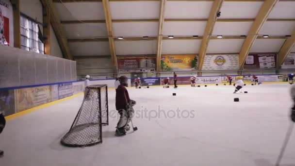Тренерская детская хоккейная команда . — стоковое видео