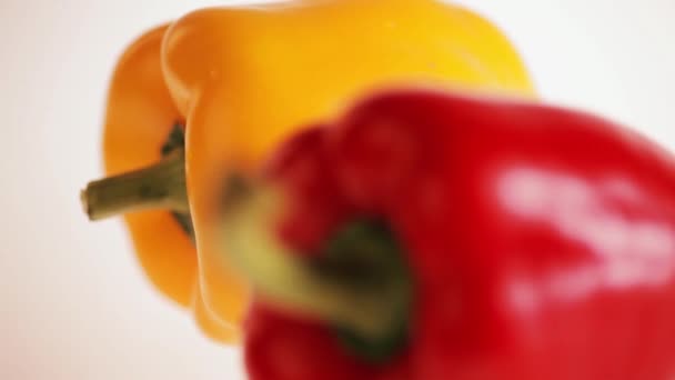 Red and yellow peppers — Stock Video