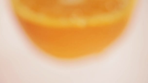 Половина апельсина на белом фоне — стоковое видео