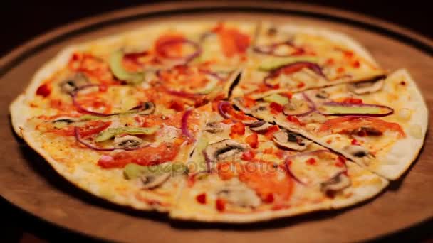 Pizza cortada en plato de madera — Vídeos de Stock