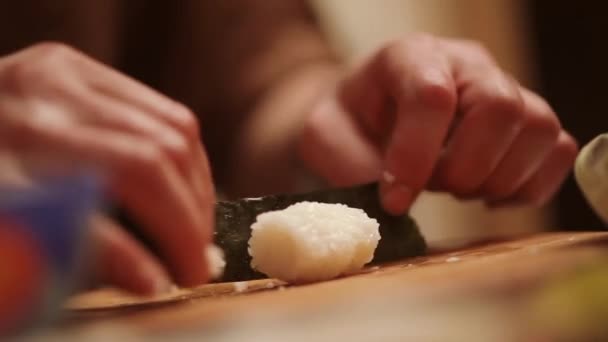 Zubereitung von Sushi-Brötchen zu Hause — Stockvideo