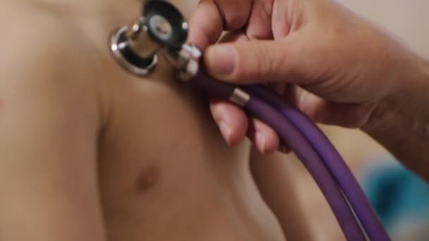 Lekarz słucha płuc chłopcy — Wideo stockowe
