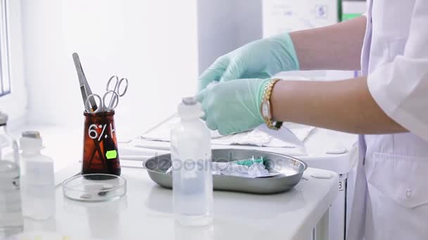 Preparazione di una flebo per infusione endovenosa — Video Stock