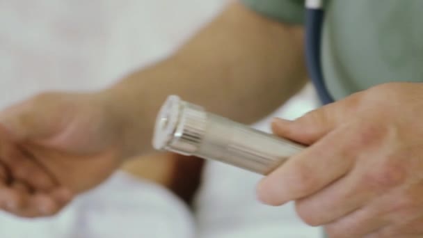 Laryngoscope dans la main du médecin — Video