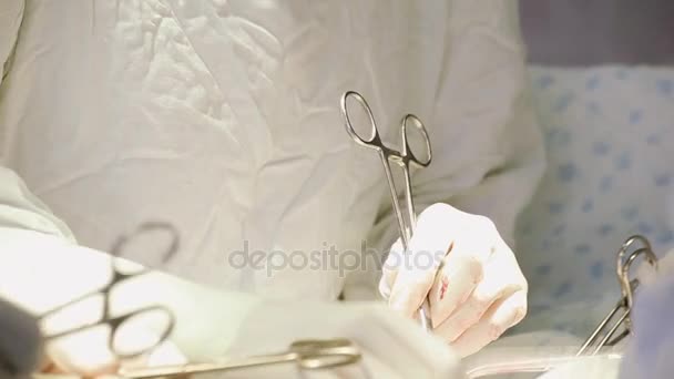 Руки операционного хирурга — стоковое видео
