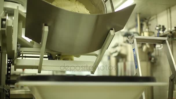 Tészta gépsor a pékség — Stock videók