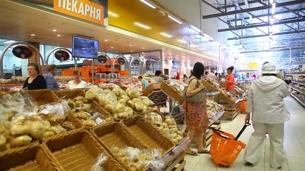 Хлебная витрина в супермаркете — стоковое видео
