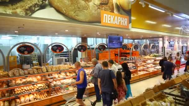 Хлебная витрина в супермаркете — стоковое видео