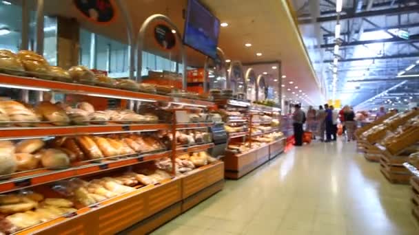 Bread showcase in supermarket — Stock Video