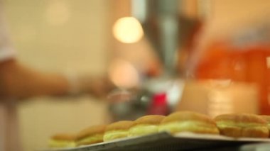 Baker ekmek rulo krema ile hazırlar