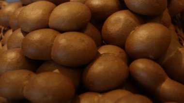 sepet içinde taze çörek