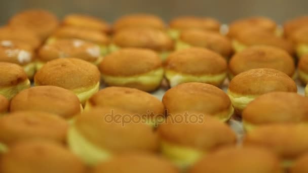 Cozinhar muffins com creme . — Vídeo de Stock