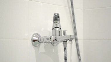 Banyo mikser gelen akan su ile dolu yakın çekim