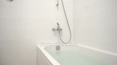 Banyo mikser gelen akan su ile dolu yakın çekim