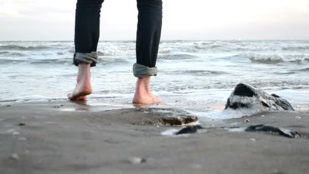 Ung Man Går Barfota Längs Den Sandiga Stranden Vintern Havet — Stockvideo