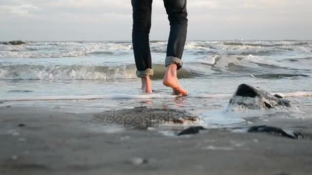 Genç Bir Adam Çıplak Ayakla Kış Deniz Kumlu Kıyı Yürür — Stok video