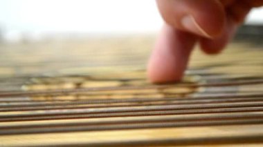 dizeleri oynayan adamın elini