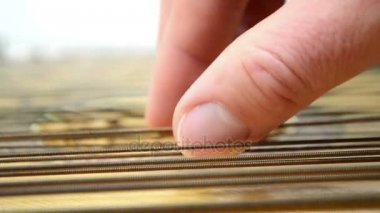 dizeleri oynayan adamın elini