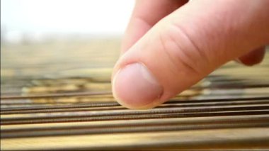 dizeleri oynayan adamın elini