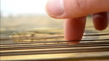 dizeleri oynayan adamın elini