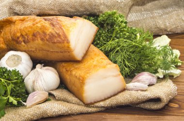 ahşap masa üzerinde adet dilimlenmiş domuz yağı füme