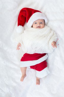 Noel Baba şapkası içinde sevimli Noel bebek