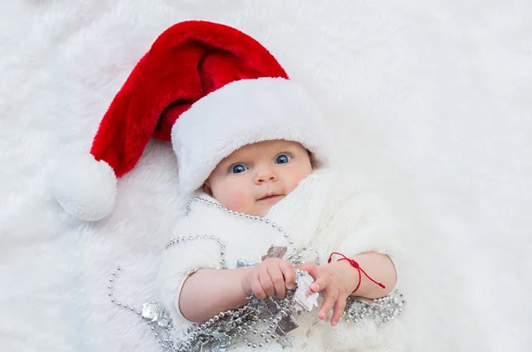 Bebê de Natal recém-nascido bonito em chapéu de Santa — Fotografia de Stock