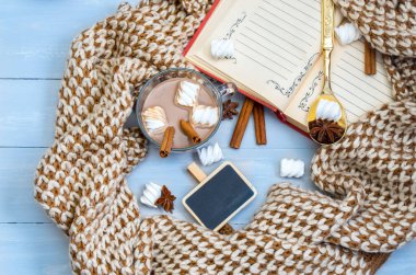 Hatmi ve yıldız anason, tarçın kakao fincan natürmort.