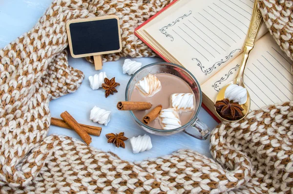 Coupe nature morte de cacao avec guimauve et anis étoilé, cannelle — Photo