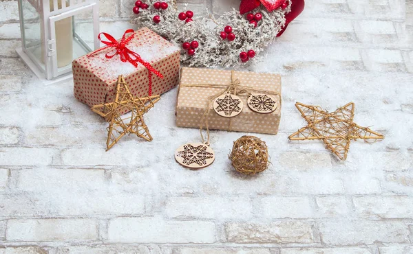 圣诞花环、 礼物和装饰的木制玩具 — 图库照片