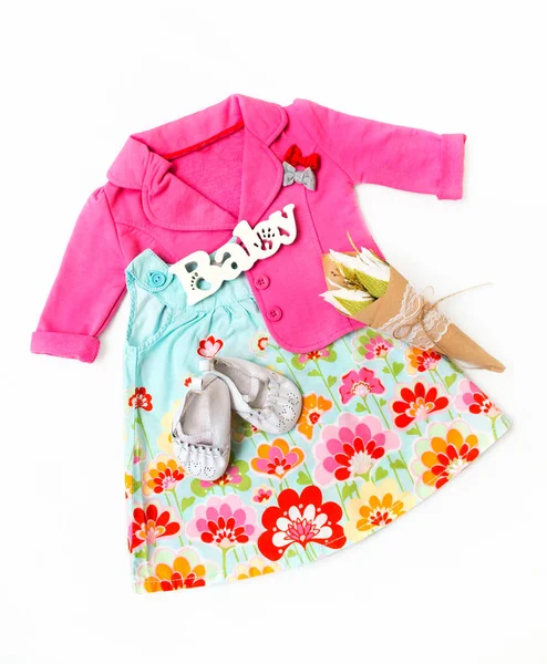 Conjunto de ropa para la niña. Chaqueta rosa, vestido, botines . — Foto de Stock