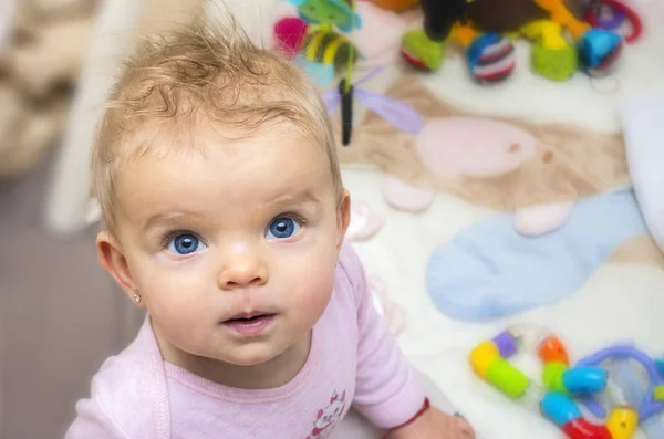 Retrato de una niña con ojos azules mirando a la cámara — Foto de Stock