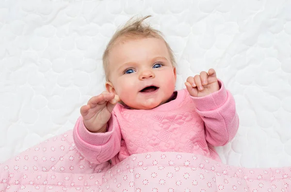 Happy infant baby girl smiling on bed — Stock Photo, Image