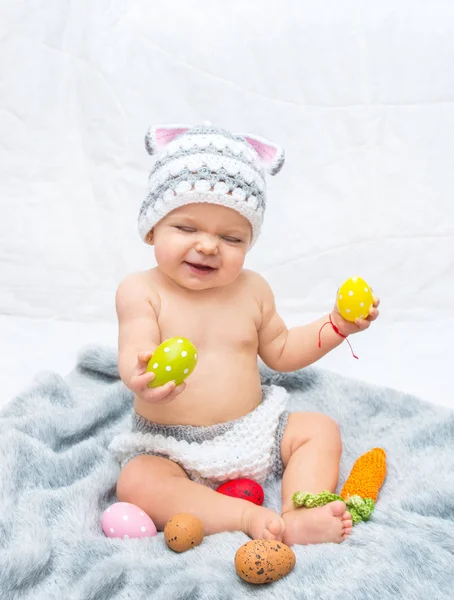 Vrolijk babymeisje in bunny hoed grijze deken — Stockfoto