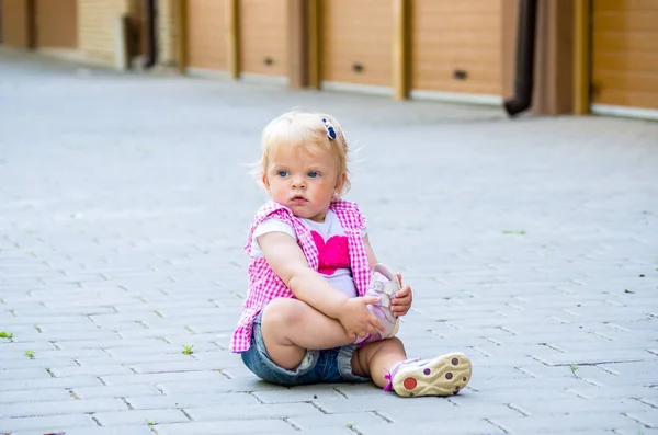 Porträt eines kleinen Mädchens mit blauen Augen und blonden Haaren — Stockfoto