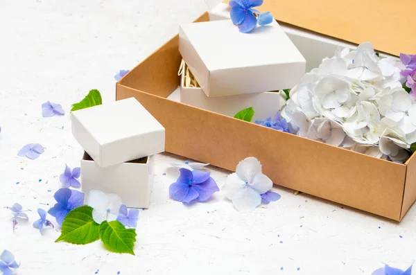 Geschenkboxen mit Hortensienblüten im Inneren — Stockfoto