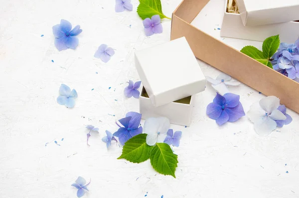 Caixa de presente branca pequena com flores de hortênsia — Fotografia de Stock