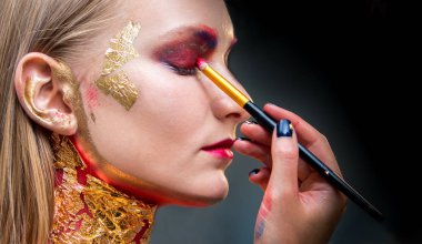 Sanatsal profesyonel makyaj göz farı geçerlidir. 