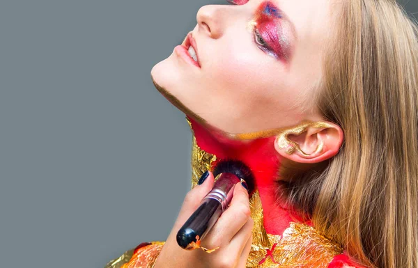 Sanatsal profesyonel makyaj göz farı geçerlidir. 