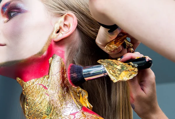 Sanatsal profesyonel makyaj göz farı geçerlidir. 