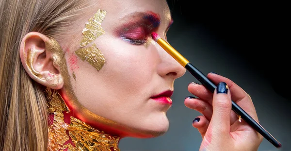 Sanatsal profesyonel makyaj göz farı geçerlidir. 