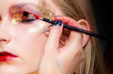 Sanatsal profesyonel makyaj göz farı geçerlidir.