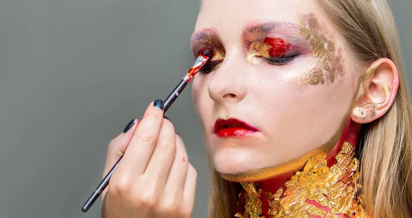 Sanatsal profesyonel makyaj göz farı geçerlidir.